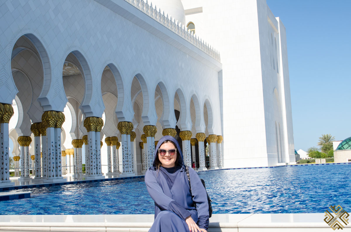 Дубай 7 выпуск. Мечеть шейха Зайда Абу-Даби. Экскурсия в мечеть шейха Зайда в Абу-Даби. Дубай мечеть шейха Зайда одежда. Мечеть шейха Зайда в Абу-Даби дресс код.